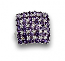 829.  Sortija con frente cuadrado convexo de amatistas y brillantes en dibujo de damero.