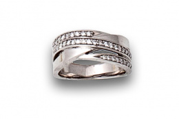 660.  Sortija de brillantes en nudo de oro blanco de 18K.