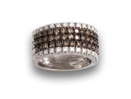 111.  Sortija ancha con bandas de brillantes fancy entre bandas de brillantes blancos.