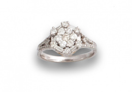 109.  Sortija rosetón con brillantes, baguettes y pavé en la montura de oro blanco de 18K.