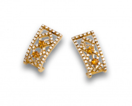 74.  Pendientes de citrinos y brillantes en bandas caladas dibujando rombos.