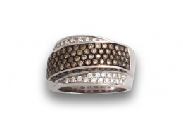 112.  Sortija ancha bandas de brillantes fancy y blancos a modo de turbante,en oro blanco de 18K