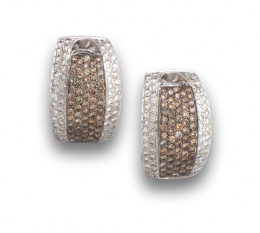 110.  Pendientes con banda central de pavé de brillantes fancy entre bandas de pavé de brillantes blancos.