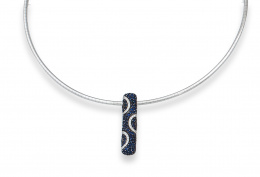 641.  Collar con centro de barra de pavé de zafiros y brillantes dibujando arcos ,en aro flexible .
