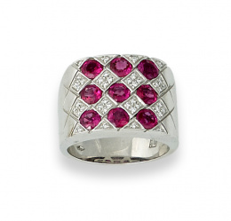 287.  Sortija ancha con damero de rubíes y rombos de pavé de brillantes en oro blanco de 18K.