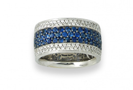 605.  Sortija ancha con banda central de pavé de zafiros entre dos de pavé de brillantes.