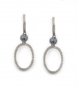 275.  Pendientes dos aros ovalados de brillantes con botón central de zafiros y brillantes