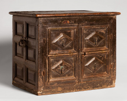 1021.  Taquillón de madera de nogal tallado, con motivos de puntas de diamante.Trabajo español, S. XVI-XVII..