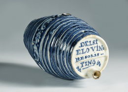 956.  Barril de vino de cerámica de Talavera, con inscripción en la parte superior: “DELSI ELOVINO RESOLIS FINO” y en la base: “SOI DE FRANCISCO RVIZ CASTEILANO. Aº 1768”S.XVIII..
