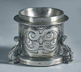 892.  Salero de plata con decoración grabada de tornapuntas en “c”, con patas en forma de ménsula.Trabajo español, S. XVI..