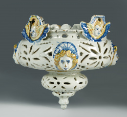 342.  Lámpara votiva de decoración calada y en relieve con cabezas de Querubines.Toledo, S. XVII..