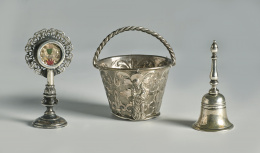 475.  Acetre de plata repujada con decoración de roleos vegetales, de lustre picado, con la virgen del Apocalipsis con el niño,asa entorchada .Trabajo español, S. XVII..