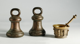 608.  Mortero de bronce “De letras” de ocho costillas, con su mano. S. XVI..