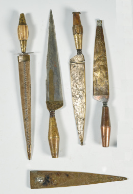 602.  Lote de cuatro cuchillos de Albacete S.XIX.