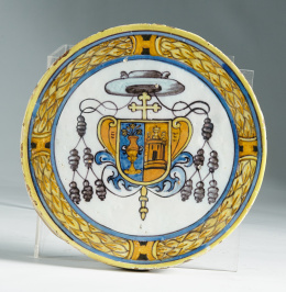 1020.  Tondo de cerámica de Talavera con escudo cardenalicio de costillasTrabajo español, Talavera, h. 1700.