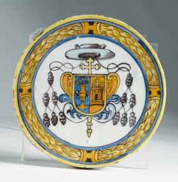 1020.  Tondo de cerámica de Talavera con escudo cardenalicio de costillasTrabajo español, Talavera, h. 1700.
