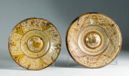 371.  Plato de cerámica esmaltada de reflejo dorado  con hojas, solfas y flores, umbo central con un toro?Manises, S. XVI.