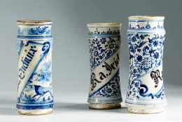 393.  Pareja de botes de farmacia en loza de la serie “de influencia francesa” decoradas con puntilla Berain.Cataluña segunda mitad S. XVIII.