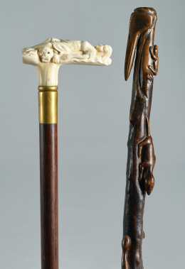 1117.  Dos bastones, uno rematado por una dama tumbada sobre un león y otro de madera tallada con serpientes y ranas, S. XIX.