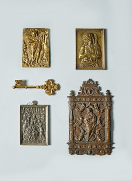 491.  Placa de bronce dorado “Santa con libro, 1560”.