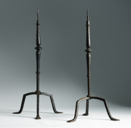 1008.  Pareja de hacheros de hierro forjado, apoyan sobre pies de trípodeTrabajo español, S. XVII..