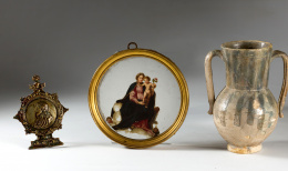 388.  Virgen con niño, óleo sobre espejo en marco de bronce. Trabajo español  S.XVII.