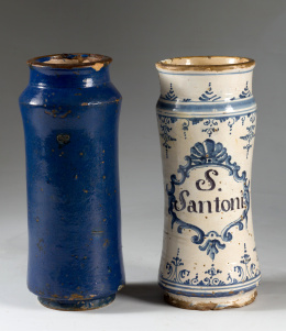 1029.  Dos botes  de cerámica esmaltada en azul y otro con puntillas en azul cobaltoS.XVIII.