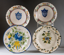 363.  Pareja de platos de cerámica esmaltada con orla decorativa en el alero y con el  escudo de Valencia en el asiento en azulManises S.XIX.