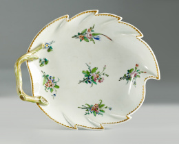 455.  Entremesera de pasta tierna, con forma de hoja y decorada con ramilletes de flores. Marcada en la base en azul de cobaltoBuen Retiro (1784-1803).