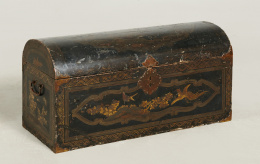 390.  Arca Namban con soporte de madera lacada y dorada.Japón, época Edo, segundo cuarto del S. XVII.