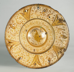 459.  Plato de cerámica esmaltada en reflejo metálico amarillento.Manises o Cataluña, S. XVI.