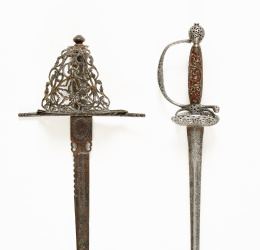 438.  Espadín de acero calado con iniciales grabadas “TO”.S. XVIII.