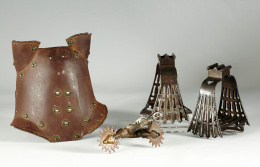 442.  Pareja de estribos de hierro con decoración calada a los lados.Trabajo castellano, S. XV - XVI.