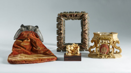 466.  Bolso de cazador en  terciopelo y armazón de hierro forjado con decoración de cabezas de leones.Trabajo alemán, S. XVI.