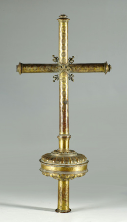 1000.  Cruz procesional de cobre cincelado y dorado, S. XVI.