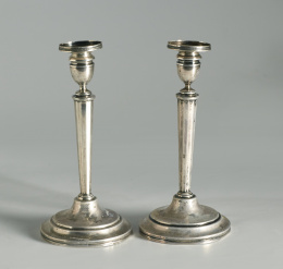520.  Pareja de candeleros de plata en su color marcados.G. La Fuente. Madrid, 1829..
