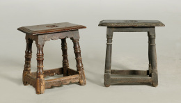 995.  Banqueta de madera de nogal tallado, con asiento cuadrado y patas torneadas.Castilla, S. XVII..