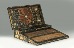415.  Escritorio de viaje, en madera de ébano, marfil policromado y púas de erizo.Trabajo anglo indio, Ceylan, h. 1840-60..
