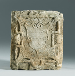 444.  Escudo de piedra tallada, S. XVIII.
