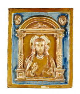 1184.  Placa de cerámica esmaltada en azul y reflejo metálico, con Cristo bendiciendo en relieve, bajo un arco de medio punto.Manises, ffs. del S. XVI - pp. del S. XVII..