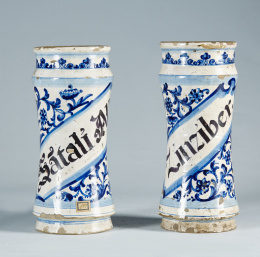 371.  Pareja de botes de farmacia, en azul cobalto y manganeso, con decoración de hojas y cenefa de puntilla.Cataluña, S. XVIII.