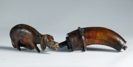 538.  Polvorera de avancarga en cuerno. Española s.XVIII..