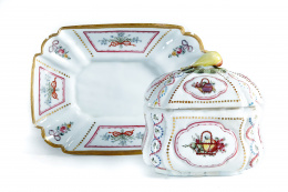 424.  Compotera de opalina blanca soplada, esmaltada con decoración florales policromas, con remate frutal.La Granja, ff .s. XVIII pp.s.XIX.