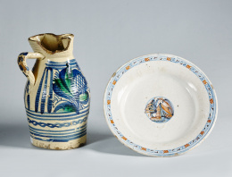 1152.  Plato de cerámica esmaltada de la serie tricolor, asiento decorado con una casa y alero con decoración de estilo chino.Talavera,  S XVII.
