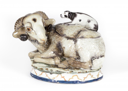 501.  Terrina modelada en forma de carnero con un perro en la tapa de cerámica esmaltada de la serie “fauna de Alcora”. marcada con “A” en la tapa y numerada 2.Alcora, tercera época, (1798 - 1815).