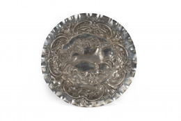 976.  Plato de plata repujada, con ciervo, atacado por un perro en el centro. Salamanca, Francisco Montero, h. 1759.