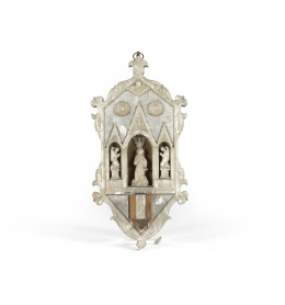 1020.  Placa devocional de madreperla de decoración grabada y aplicada, con la Inmaculada bajo un arco.Recuerdo de Tierra santa, S. XIX.