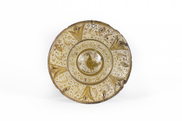 1035.  Plato con umbo de cerámica esmaltada en reflejo dorado, con decoración en relieve de hojas, sobre fondo de flores y parladet.Trabajo hispano - árabe, Manises, S. XVI..