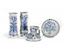 1009.  Jarro de cerámica esmaltada en azul de cobalto, con flores y puntilla berain.Talavera, S. XVIII.