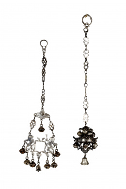317.  Sonajero de plata en su color, con cadena de eslabones calados y lobulados.Trabajo español, S. XVIII.